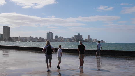 Turista-Empapado-Por-Una-Gran-Ola-Rompiendo-En-El-Malecón-De-La-Habana,-Cuba