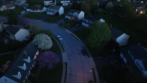 Toma-Aérea-De-Arriba-Hacia-Abajo-De-Casas-Suburbanas-De-Lujo-Con-árboles-Coloridos-Al-Atardecer