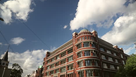 Schäfchenwolken-Ziehen-Schnell-Vorbei,-Windige-Stadt-Rotterdam