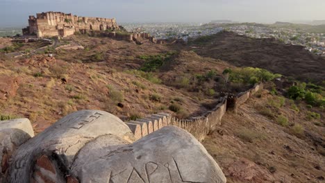 Altes-Historisches-Fort-Mit-Blauem-Blick-Auf-Die-Stadt-Und-Dramatischem-Sonnenuntergangshimmel.-Das-Video-Wurde-Im-Mehrangarh-Fort-Jodhpur-Rajasthan-Indien-Aufgenommen