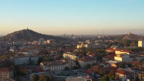 Enthüllung-Der-Stadt-Plovdiv-In-Bulgarien-Mit-Hügeln-Im-Hintergrund-Und-Blauem-Himmel