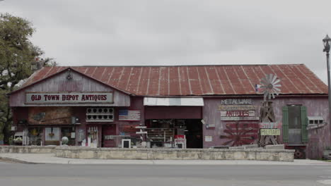 Frente-Al-Antiguo-Depósito-De-Antigüedades-Del-Casco-Antiguo-Con-Algo-De-Tráfico