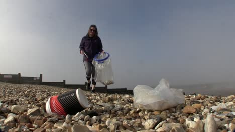 Un-Voluntario-Recorre-La-Playa-En-Busca-De-Basura.