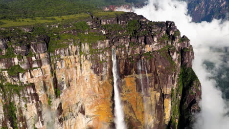 Ángel-Cae-En-Cascada-Sobre-Una-Montaña-Rocosa-En-El-Parque-Nacional-Canaima,-Venezuela