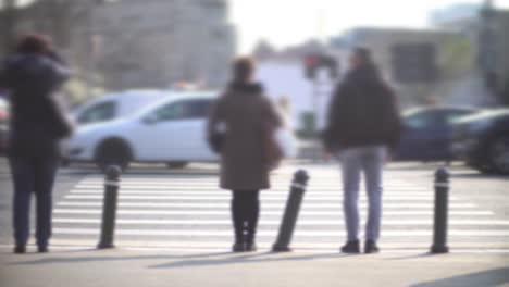 Leute,-Die-Zebrastreifen-In-Der-Stadt-Zur-Hauptverkehrszeit-Im-Zeitraffer-überqueren