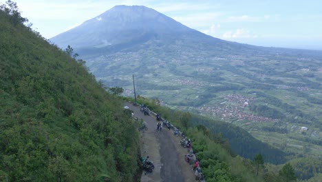 Luftaufnahme-Der-Straße-Am-Hang-Des-Mount-Telomoyo-Mit-Blick-Auf-Den-Berg-Merbabu-Im-Hintergrund