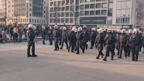 Police-walking-trough-the-centre-of-Frankfurt,-Germany