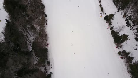 Imágenes-Aéreas-Tomadas-De-Un-Dron-De-Gente-Esquiando-En-La-Montaña-Burke-En-El-Norte-De-Vermont