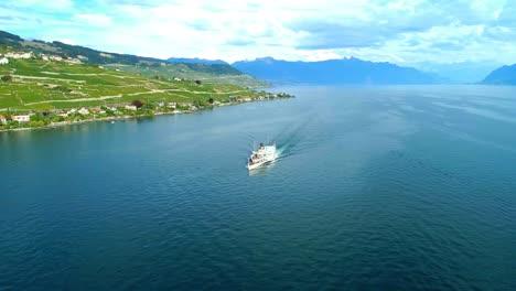 Antena-Orbitando-Alrededor-Del-Barco-De-Vapor-Cgn-Belle-epoque-Frente-A-Villette,-Lago-Leman---Lavaux,-Suiza