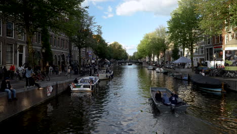 Weite-Aufnahme-Eines-Kanals-In-Amsterdam,-Niederlande