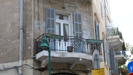 Balcón-En-Un-Edificio-Antiguo-En-La-Ciudad-Más-Antigua-De-Tel-Aviv.