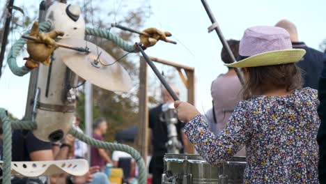 Niña-Tocando-El-Tambor-Con-Títeres-Mientras-La-Gente-Se-Reúne-Alrededor-De-Gigantes-Típicos-Gigantes-En-La-Fiesta-De-&quot;la-Merçe&quot;-En-Barcelona