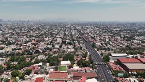 Schwebend-über-Einer-Allee-An-Einem-Sonnigen-Tag-In-Mexiko-Stadt