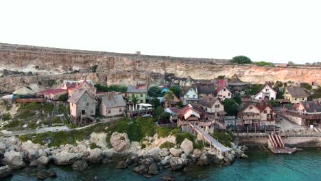 Bunte-Zerstörte-Häuser-Im-Alten-Filmset-Popeye-Village,-Beliebte-Touristenattraktion-Für-Die-Ganze-Familie