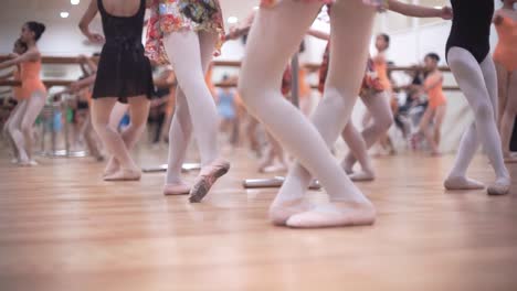 Bailarina-Está-Tomando-Parte-En-El-Entrenamiento-Para-Prepararse-Para-Las-Actuaciones-De-Ballet-Nacional-De-Menores-De-Edad