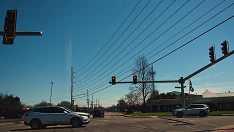 Hermoso-Cielo-Azul-Primavera-En-El-Semáforo-De-La-Intersección-En-Bowling-Green-Kentucky-Ee.uu.