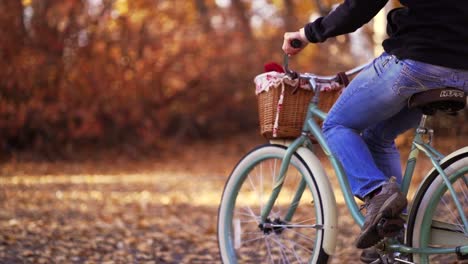 Nahaufnahme-Der-Beine-Eines-Mädchens-Auf-Dem-Fahrrad-Im-Herbst