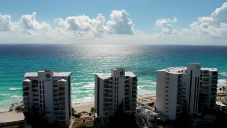 Drone-footage-of-a-hotel-in-cancun-hotel-zone