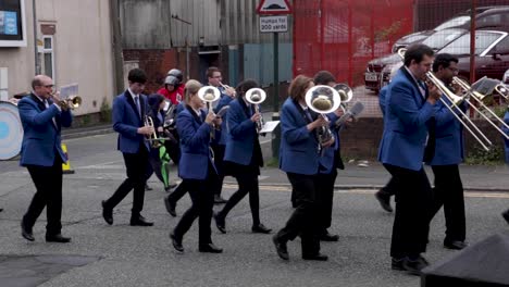 Radcliffe-Community-Parade-Marschiert-Durch-Die-Straßen