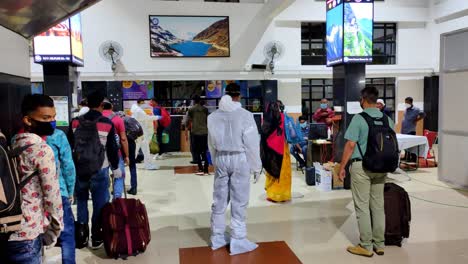 Prueba-Térmica-De-Detección-Del-Virus-Corona-Covid-En-La-Estación-De-Tren-Filmado-En-La-Estación-De-Tren-De-Guwahati-Assam-India-El-08-De-Junio-De-2020