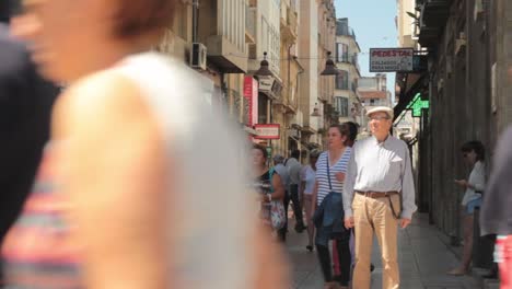 Päderastianer,-Der-An-Einem-Sonnigen-Sommertag-Auf-Der-Zentralen-Stadtstraße-Von-Pontevedra-Spazieren-Geht