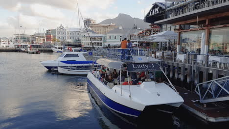 La-Gente-A-Bordo-Del-Barco-De-Recreo-Lady-J-Junto-Al-Mar,-En-La-Zona-Del-Centro-Comercial-Victoria-Wharf