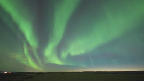 La-Cautivadora-Danza-De-La-Aurora-Boreal-En-El-Cielo-Invernal-Ilumina-Las-Oscuras-Aguas-Del-Fiordo