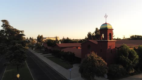 Imágenes-De-4k-De-Tomas-De-Drones-Y-Vista-Aérea-En-La-Iglesia-En-La-Calle-Van-Ness-En-Las-Horas-Doradas-Del-Atardecer