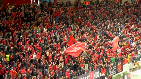 Entusiasmo-De-Los-Seguidores-Del-Equipo-Nacional-Albanés-Ondeando-Banderas-En-Un-Estadio-Lleno-De-Gente-Durante-El-Partido-De-Fútbol-Con-Francia