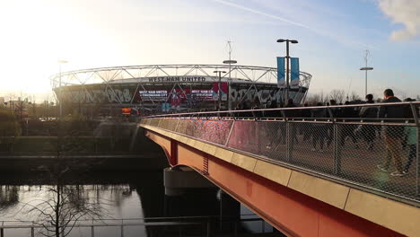 West-Ham-fans-Gehen-Vor-Dem-Spiel-über-Den-Kanal-Zum-Londoner-Stadion