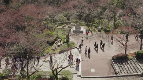 Turistas-Caminando-Por-El-Templo-Kiyomizu-dera