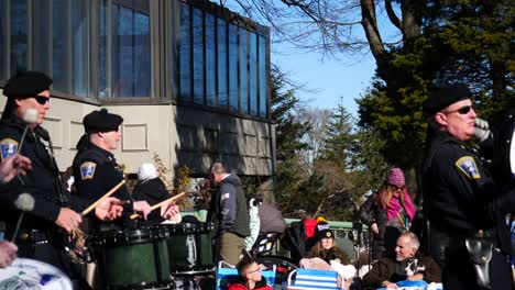 Oficiales-De-Policía-Marchando-Y-Tocando-Tambores-Durante-El-Desfile-De-Acción-De-Gracias-2019-En-Plymouth-Massachusetts