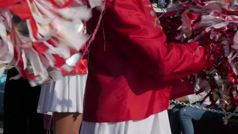 Nahaufnahme-Von-Mädchen,-Die-Während-Der-Parade-Beim-Karneval-In-Paphos-Pompons-Schütteln