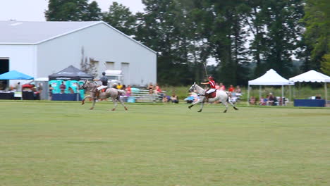 Polospieler-Jagen-Dem-Ball-Nach