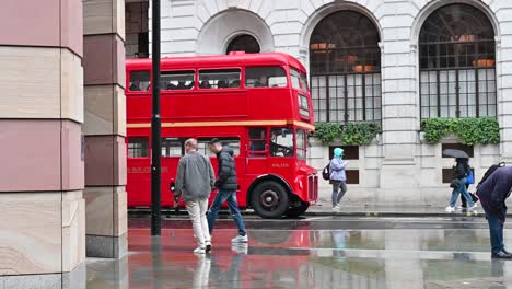 Autobús-Tradicional-Londinense-Conduciendo-A-Través-Del-Banco,-Londres,-Reino-Unido