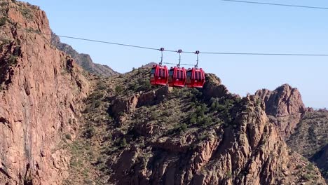 Royal-Gorge-Luftgondelfahrt-Am-Himmel-Und-Zerklüfteten-Bergfelsen-Im-Hintergrund