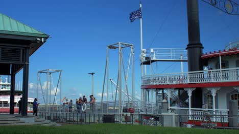 Gente-Abordando-El-Barco-Fluvial-De-La-Ciudad-De-Nueva-Orleans