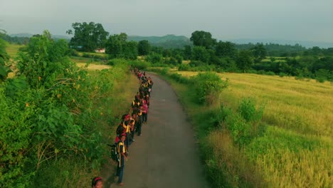 Dorfschüler,-Der-Bei-Sonnenuntergang-Von-Der-Schule-Nach-Hause-Geht-Und-Die-Drohne-Inline-Betrachtet