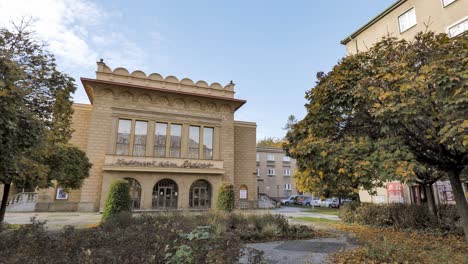 Kulturni-Dum-Radost-Kulturhaus-In-Havirov-Im-Soreal-Architekturstil-Erbaut,-Weitwinkel-Schwenkaufnahme