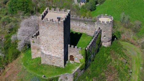 Castillo-De-Doiras-En-La-Colina-En-Verano-En-Cervantes,-España