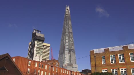 El-Rascacielos-Shard-En-El-Puente-De-Londres,-Ciudad-De-Londres-En-Un-Hermoso-Día-Sin-Nubes-En-El-Cielo,-Reino-Unido