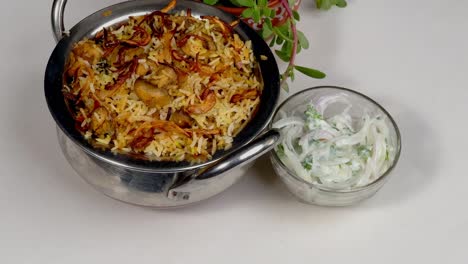 Vista-De-Cerca-Del-Pulao-De-Arroz-Basmati-O-Pulav-Con-Vegetales-Usando-Zanahorias-Rojas-También-Conocidas-Como-Matar-Pulao-En-La-India