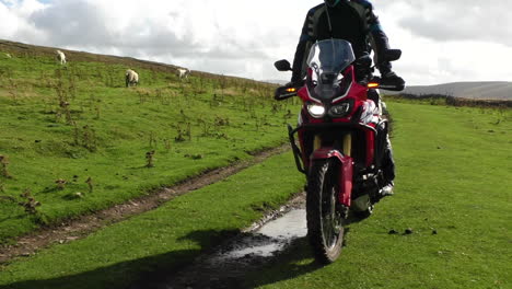 Motocicleta-Y-Jinete-Viajando-A-Través-Del-País-En-Un-Desvío-Público-En-El-Valle-Mallerstang-Cumbria