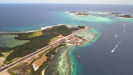 Archipiélago-De-Los-Roques-Con-Barcos-Y-Agua-Clara,-Vista-Aérea