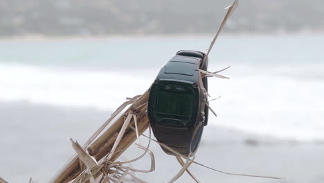 POV-Überraschungsfilm,-Der-Einen-Strandweg-Entlang-Zu-Einer-Uhr-Geht,-Die-An-Einem-Ast-Hängt