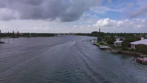 Paseos-En-Bote-Por-El-Río-Loxahatchee-Hacia-El-Faro-De-Júpiter