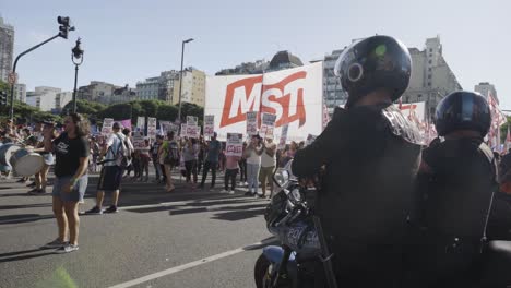 Die-Polizei-Beobachtet-Tagsüber-Einen-Friedlichen-Protest-In-Buenos-Aires