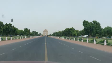 Ein-Blick-Auf-Die-Annäherung-An-Das-India-Gate-über-Straßen-Mit-Autos,-Fahrrädern,-Autos-Und-Menschen,-Die-In-Die-Entgegengesetzte-Richtung-Kommen