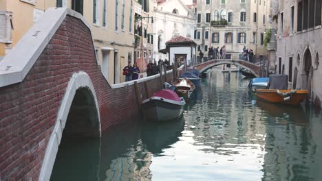 La-Gente-Camina-Por-Las-Aceras-De-Los-Canales-Y-Puentes-En-El-Casco-Antiguo-De-Venecia.