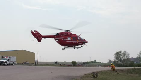 Helicóptero-Médico-Estrella-Aterriza-Para-Recoger-A-Un-Paciente